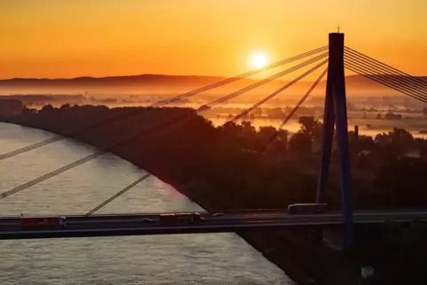 Markante Brücke vor tollem Panorama: Sonnenaufgang an der A61. Markante Brücke vor tollem Panorama: Sonnenaufgang an der A61.