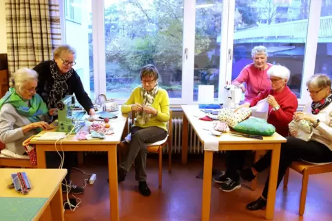 Jeden Dienstag treffen sich die „Flinken Finger“ im Pfarrheim.