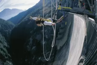 Von der Verzasca-Staumauer können Wagemutige einen berühmten Filmstunt aus „Golden Eye“ nachmachen. 