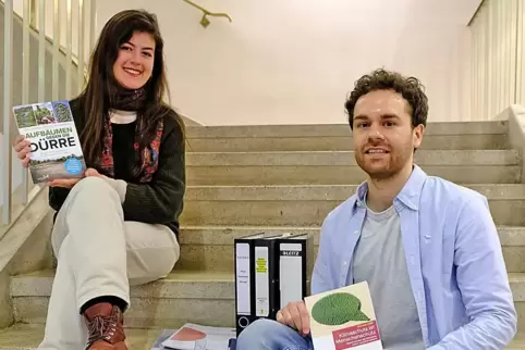 Anne-Lorraine Ring und Jonas Kirch sollen dabei helfen, Zweibrücken besser durch den Klimawandel zu steuern. Anne-Lorraine Ring und Jonas Kirch sollen dabei helfen, Zweibrücken besser durch den Klimawandel zu steuern.