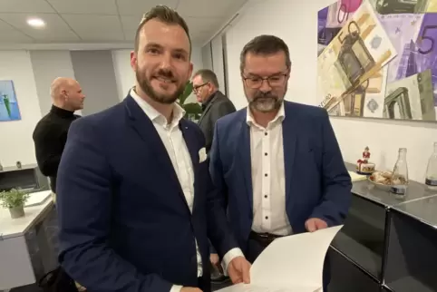 Lukas Weinkämmerer und Peter Roschy (von links) bilden den Vorstand der Stiftung Südwestpfalzliebe der VR-Bank. Lukas Weinkämmerer und Peter Roschy (von links) bilden den Vorstand der Stiftung Südwestpfalzliebe der VR-Bank.