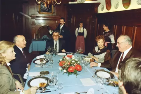 Die Weltgeschichte zu Gast in der Pfalz: Michael Gorbatschow und Helmut Kohl mit den Ehefrauen Raissa und Hannelore am 10. Novem