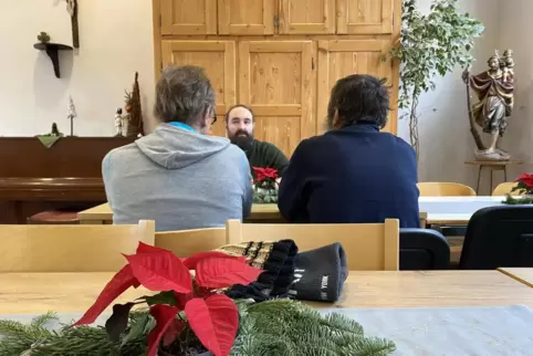 Pawel K. und Tomasz D. im Speisesaal mit David Jörg vom Sozialdienst.