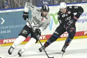 Die Adler Mannheim, im Bild mit Leon Gawanke (rechts) gegen den Kölner Brady Austin bleiben auf der Siegerstraße.