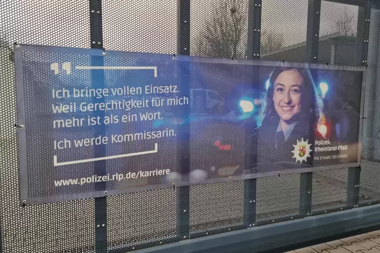 Banner am Tor zur Inspektion. 