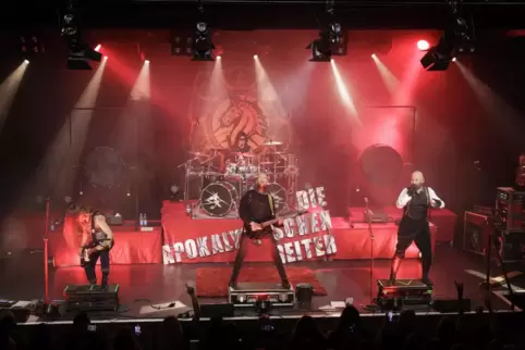 Showeffekte und Musik mit deutschen Texten: Die Apokalyptischen Reiter begeistern in der Kammgarn. 