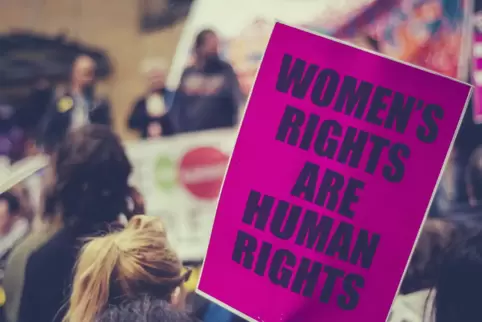 „Frauenrechte sind Menschenrechte“, ist auf einem Plakat bei einer Demonstration zu lesen.