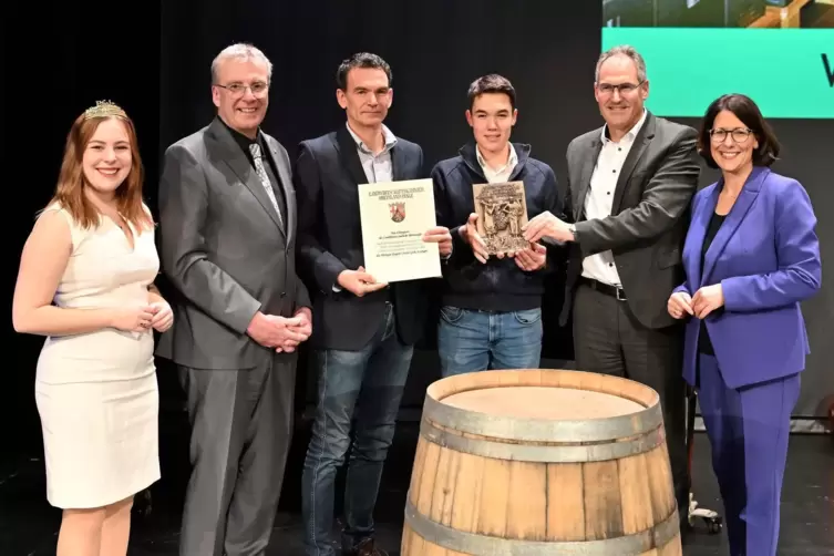 Der Ehrenpreis des Landkreises S&uuml;dliche Weinstra&szlig;e ging an das Weingut Doppler-Hertel aus Essingen. Von links nach rechts: Denis
