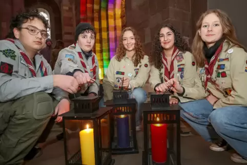 Seit Jahrzehnten verteilen Pfadfinder des Bistums Speyer vom dritten Advent bis Weihnachten das Friedenslicht aus Bethlehem – au Seit Jahrzehnten verteilen Pfadfinder des Bistums Speyer vom dritten Advent bis Weihnachten das Friedenslicht aus Bethlehem – au