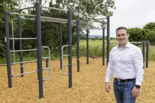 Angebot für alle Altersgruppen: Eine Seilbahn soll den Spielplatz in Katzenbach aufwerten. Unser Bild zeigt Ortsbürgermeister Ac