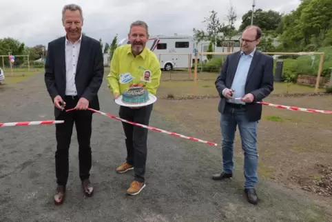 Bei der Eröffnung des Wohnmobilstellplatzes in Grünstadt: Bürgermeister Klaus Wagner, Cabalela-Chef Klaus Wasmuth und Stadtwerke