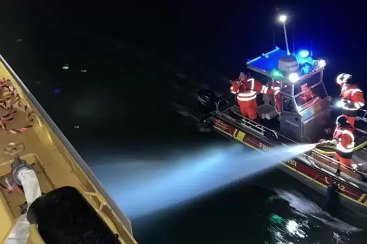 Schwieriger Einsatz: L&ouml;schen im Dunkeln vom Wasser aus.