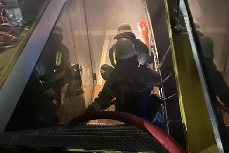 Mit schwerem Ger&auml;t: Wehrleute n&auml;hern sich dem Feuer.