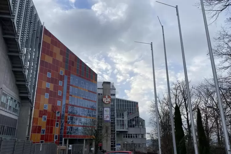 Das Fritz-Walter-Stadion war zwar WM-Stadt im Jahre 2006, daf&uuml;r kostet das Stadion die Stadt und den Verein viel Geld.