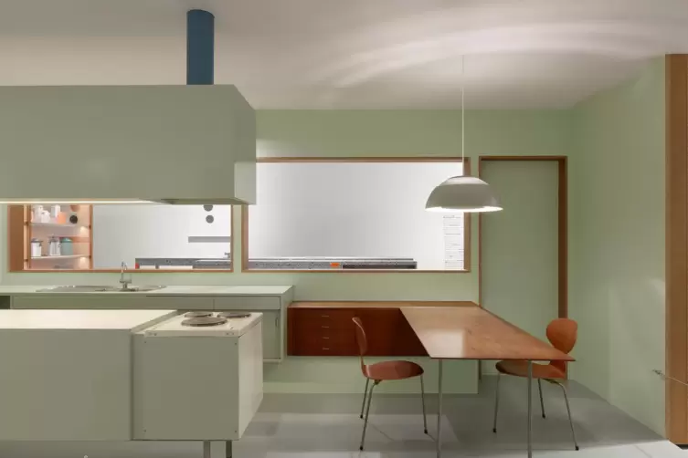 Arne Jacobsens Kombination aus K&uuml;che und Esszimmer f&uuml;r die Internationale Bauausstellung 1957 in Berlin. 