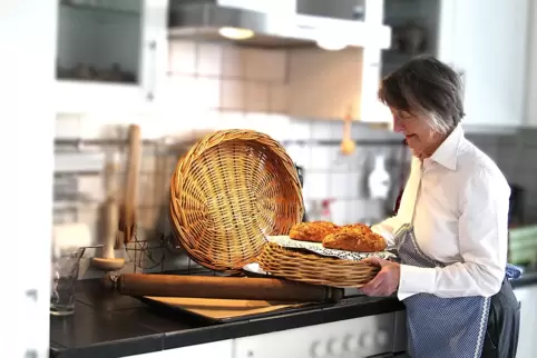 Auch das Rezept für einen gefüllten Hefezopf gibt es in Helga Rosemanns neuem Buch. 