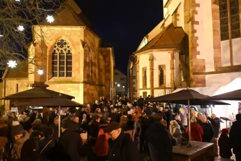 Gut besucht: der Kirchenvorplatz am späten Sonntagnachmittag. 