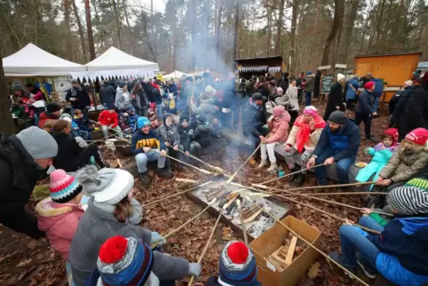 Spaß für Klein und Groß: Stockbrot backen im Dudenhofener Weihnachtswald.