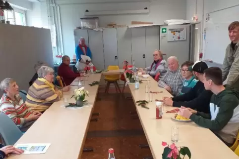 Generationen genießen gemeinsam ein Mittagessen - ein Angebot des IB, des MGH und der Tafel Wörth für Jedermann. 
