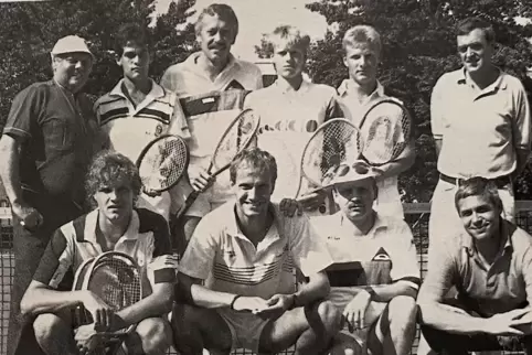 Die Erfolgsmannschaft des BASF TC 1988 (stehend von links): Betreuer Adi Illenberger, Antonio Fernandez, Hans Engert, Ingo Ecker