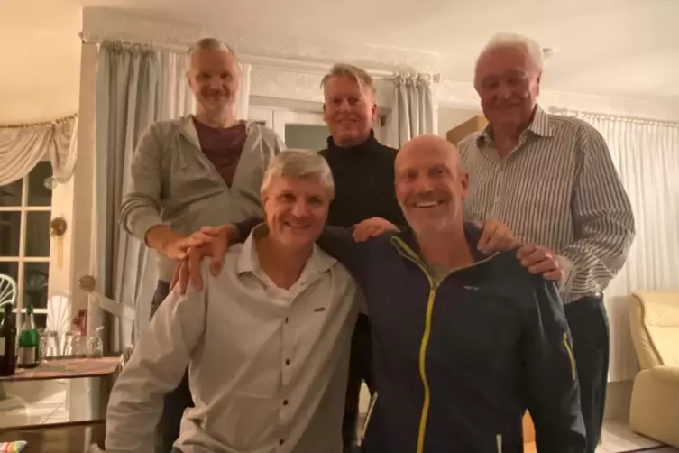 Ein Teil der damaligen BASF-TC-Tennis-Mannschaft 24 Jahre sp&auml;ter bei einem Wiedersehen im Haus von Wilhelm Spoor (stehend von li