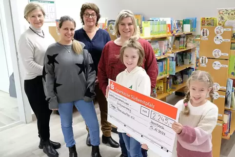 Spendenübergabe in der neuen Schulbücherei: (von links) Schulleiterin Katrin Weidemeier, Julia Brill vom Förderverein, Claudia H