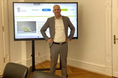 Landrat Martin Brandl vor dem neuen Smartboard in seinem Büro. Neu ist auch, dass Bürger nun online Termine vereinbaren können. 