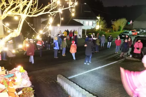 Das Duo Lotti und Jake spielte in der Garage auf, getanzt wurde davor auf der Straße.