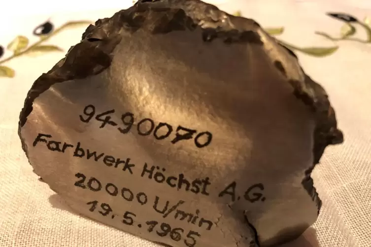 Das St&uuml;ck einer zerfetzten Turbine, das Johann Grammig nur streifte. Auch die Seriennummer hat er verewigt. 