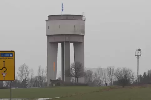 Erstes Projekt: Gegenüber des Ramsteiner Wasserturms, vor dem Wasserwerk, könnte eine Freiflächen-Photovoltaikanlage entstehen, 