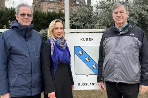 Kursk-Freunde: Dieter Urban, Elena Rausch und Roland Kern vor dem Partnerschaftsschild an der Klipfelsau.