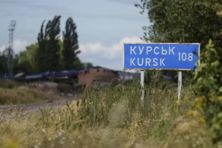 108 Kilometer nach Kursk: Schild an der ukrainisch-russischen Grenze, die zum Kriegsgebiet geworden ist. 