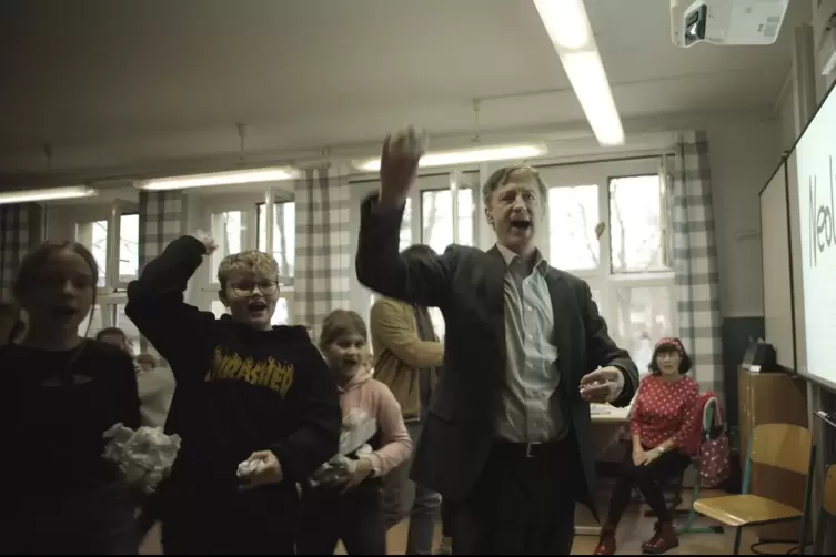 Szene aus dem Er&ouml;ffnungsfilm &bdquo;Muxm&auml;uschenstill x&ldquo; von und mit Jan Henrik Stahlberg (vorne). 