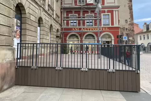 In der Kritik: Podest vor der Postgalerie. In der Kritik: Podest vor der Postgalerie.