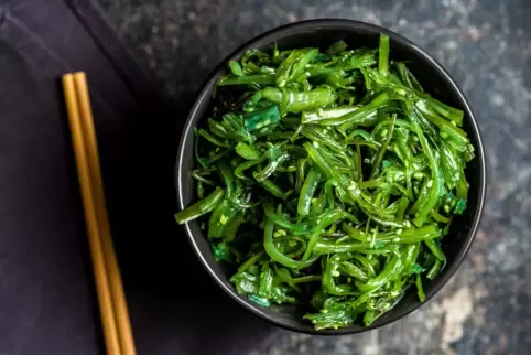 Die Wakame-Alge ist eine beliebte Zutat in der japanischen Küche und wird für Misosuppen oder – wie hier – Bowls verwendet. 