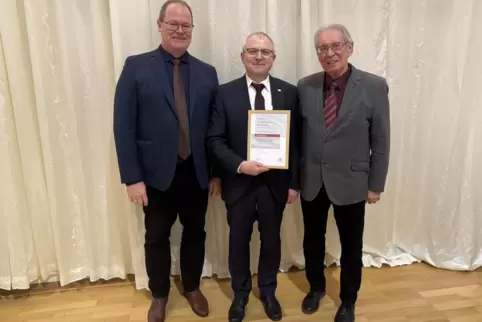 Ehrung vom Deutschen Chorverband für Peter Bollheimer (Mitte), der 40 Jahre lang Chöre in Baden und Pfalz dirigiert. 
