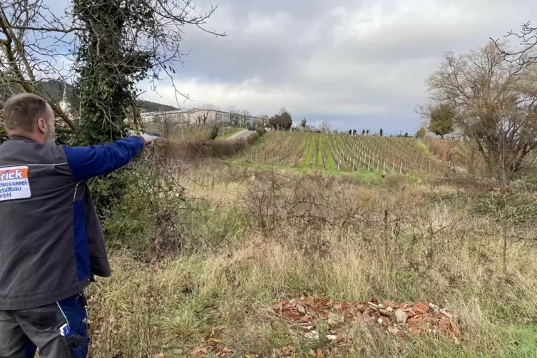 Ansgar Frick zeigt, wo das Naturrasen-Kleinspielfeld angelegt werden soll.