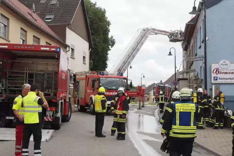 Das Feuerwehrhaus in Contwig – hier die Wehr bei einem Einsatz in der Ortsmitte im Sommer 2022 – wird neu gedämmt.