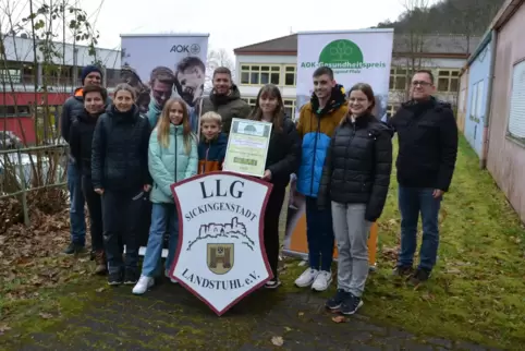 Bei der Übergabe lobten Peter Conrad von der Sportjugend Pfalz sowie Dennis Stortz und Paul Borck von der AOK den Verein. Traine