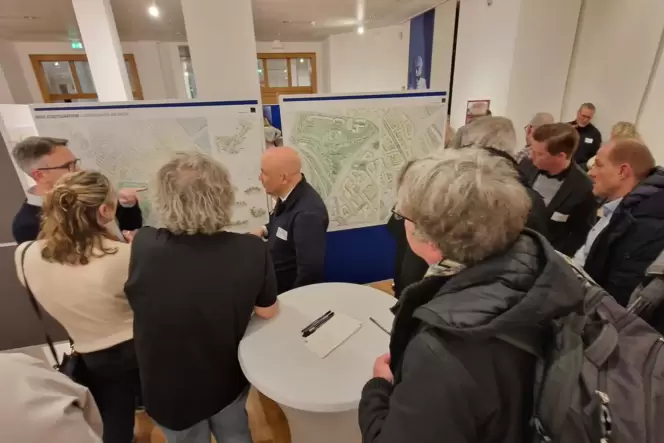 Björn Severin (Mitte) erklärt die Pläne der Büros Rheinflügel Serverin (Düsseldorf) und des Clubs L94 Landschaftsarchitekten (Kö