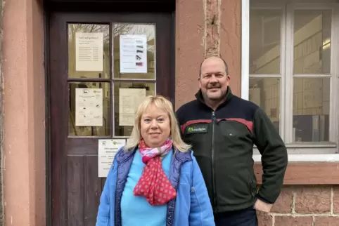 Kümmern sich am Forstamt Hinterweidenthal um den Wildverkauf: Susi Hammer und Martin Reinhard. 