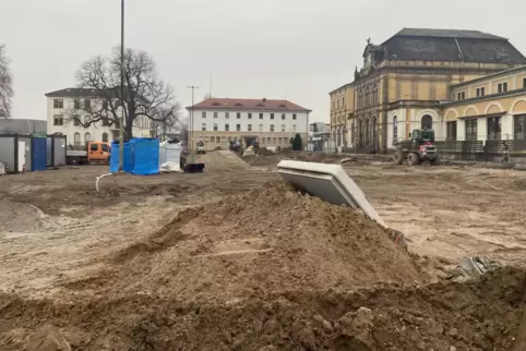 Auf der Baustelle am Bahnhofsvorplatz in Neustadt herrscht Hochbetrieb. Wegen der Arbeiten müssen die Laufwege zu den Gleisen im