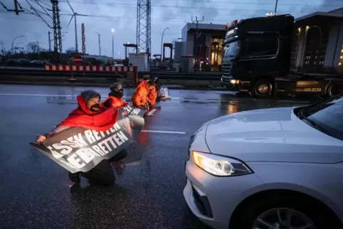 Klimaaktivisten der „Letzten Generation“ blockieren 2022 eine Straße in Hamburg. 