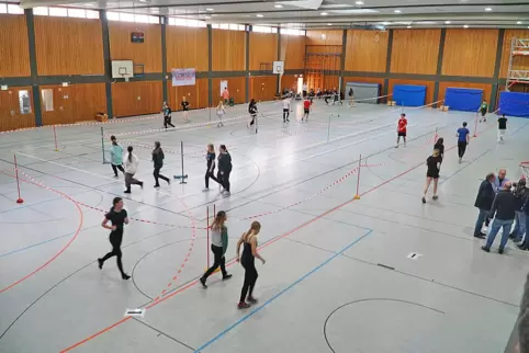Runde um Runde in der Schulturnhalle: Von 8 bis 16 Uhr wird gelaufen, die Klassen wechseln sich ab. 
