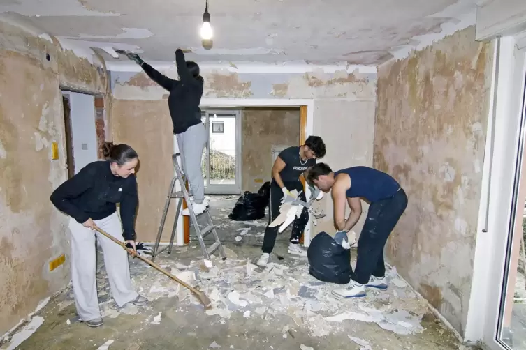 Arbeitseinsatz: Schulkameraden helfen, um das Zuhause von Marek Saberatzky auf die R&uuml;ckkehr des nun schwerbehinderten jungen Man