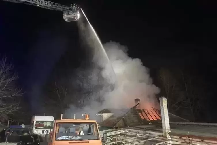 Die Lage des Geb&auml;udes am Rande von Weltersbach erschwerte laut Feuerwehr die L&ouml;scharbeiten. 