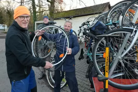  Jürgen Fink, Eckhard Sans und Hashem Almossa (von links) von der Fahrradwerkstatt.