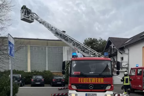 Unser Bild zeigt die 20 Jahre alte Drehleiter der Stützpunktfeuerwehr Kandel bei der diesjährigen Abschlussübung in Minfeld. Das