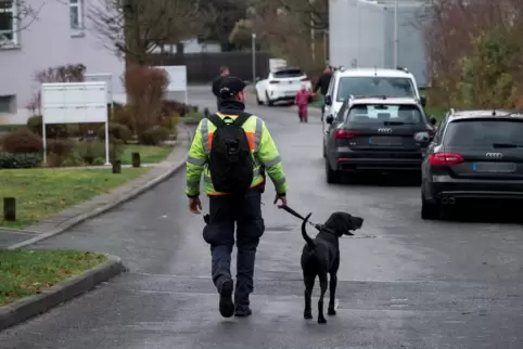 Der Festnahme war eine großangelegte Suchaktion vorausgegangen, an der unter anderem Spürhunde beteiligt waren.