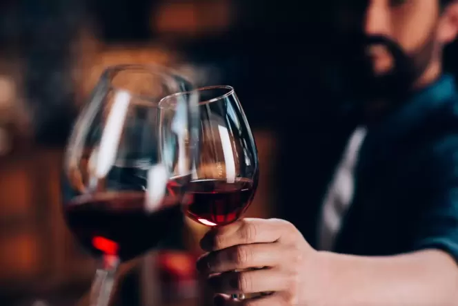 Beim Feiern beliebt: Rotwein aus Riesenflaschen. Beim Feiern beliebt: Rotwein aus Riesenflaschen.